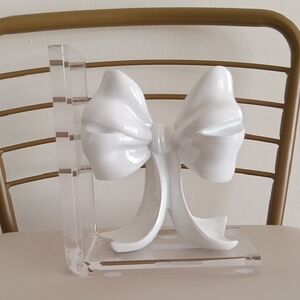 Viral!White Bow Bookend